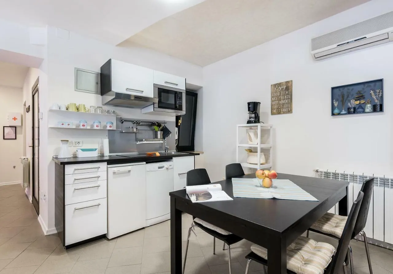 White&Blue Top Center App Apartment Pula