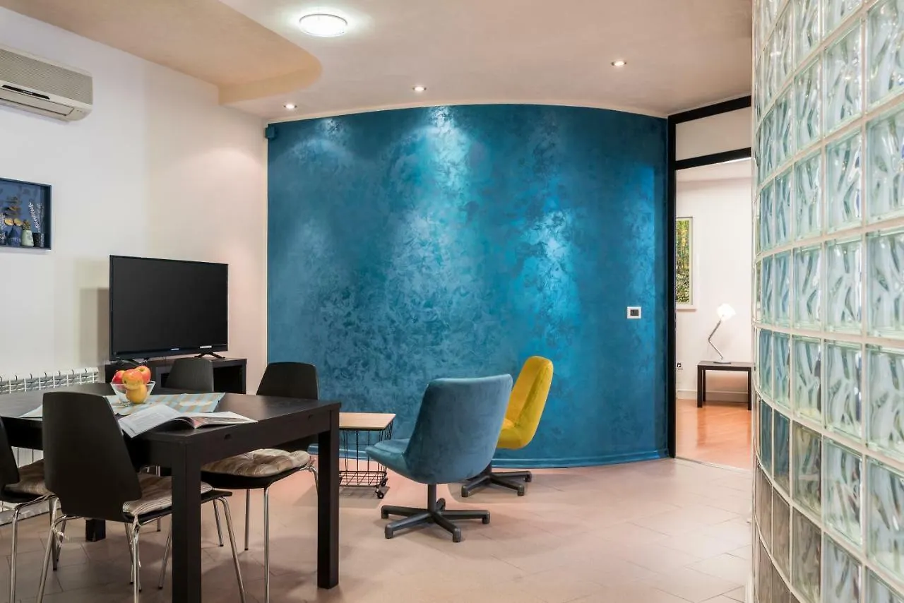 White&Blue Top Center App Apartment Pula